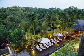Outdoor pool, pool umbrellas, sun loungers - The Astari Villa & Residence (Jimbaran)