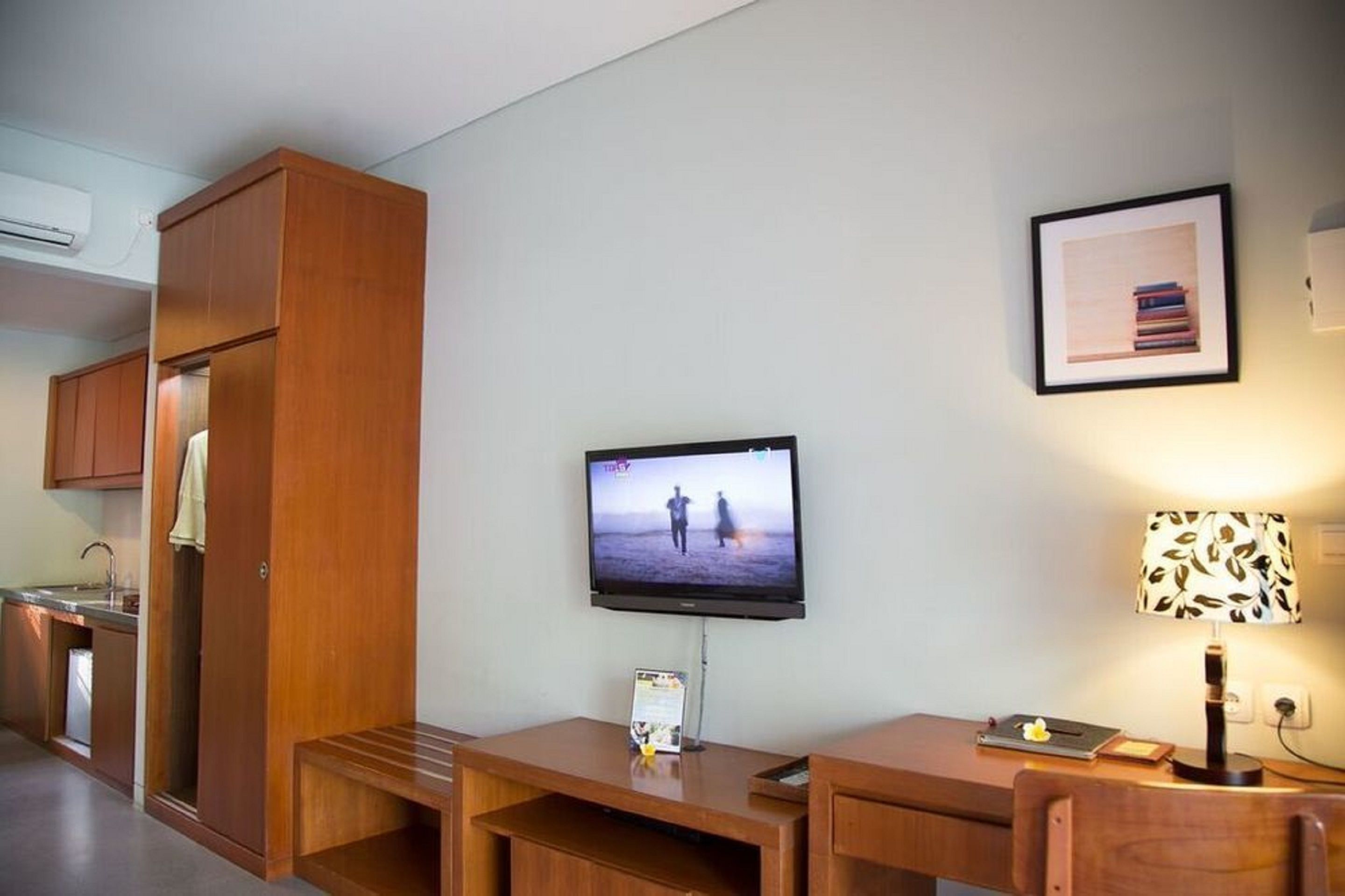 deluxe with one queen or one twin beds | minibar, in-room safe, desk, blackout curtains