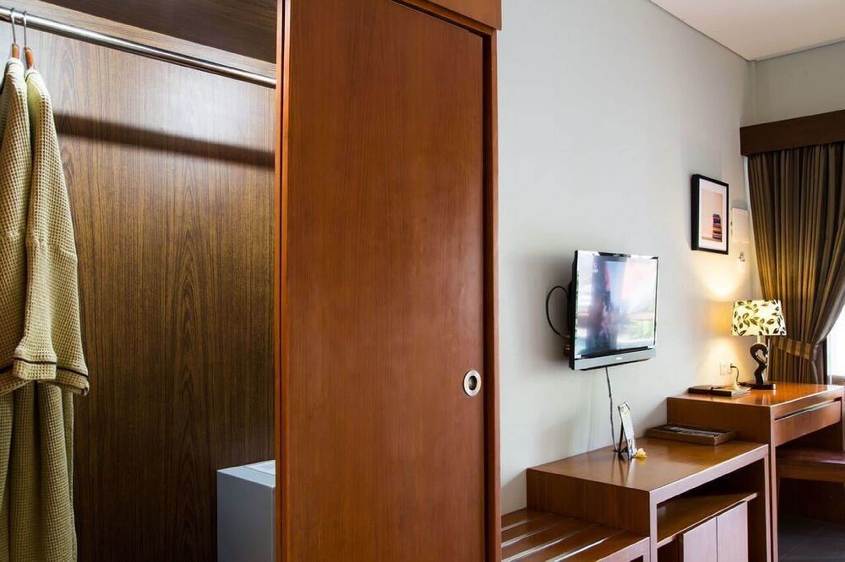 suite | minibar, in-room safe, desk, blackout curtains
