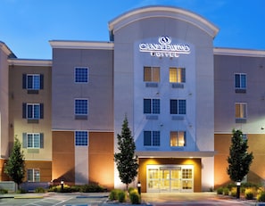 Il s'agit d'un hôtel dont l'enseigne, bien visible, indique « Candlewood Suites ». Sa façade est symétrique, avec de nombreuses fenêtres et une entrée centrale.