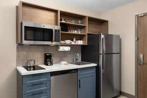 Desk, laptop workspace, blackout curtains, iron/ironing board - Candlewood Suites Sioux Falls by IHG (Sioux Falls)