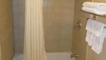 Artículos de tocador gratuitos, secador de pelo, toallas