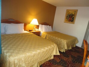 Escritorio, wifi gratis, ropa de cama y despertador 