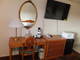 Escritorio, wifi gratis, ropa de cama y despertador 