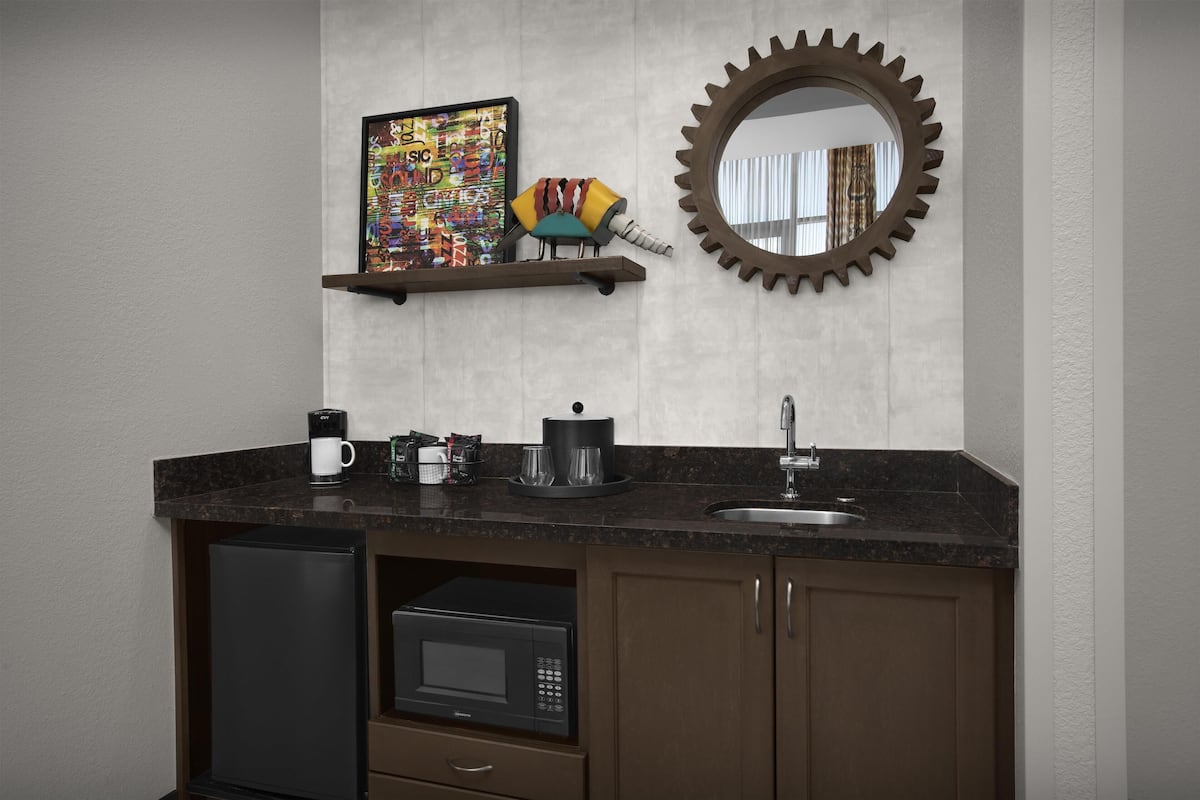 suite, one king bed, with balcony | minibar