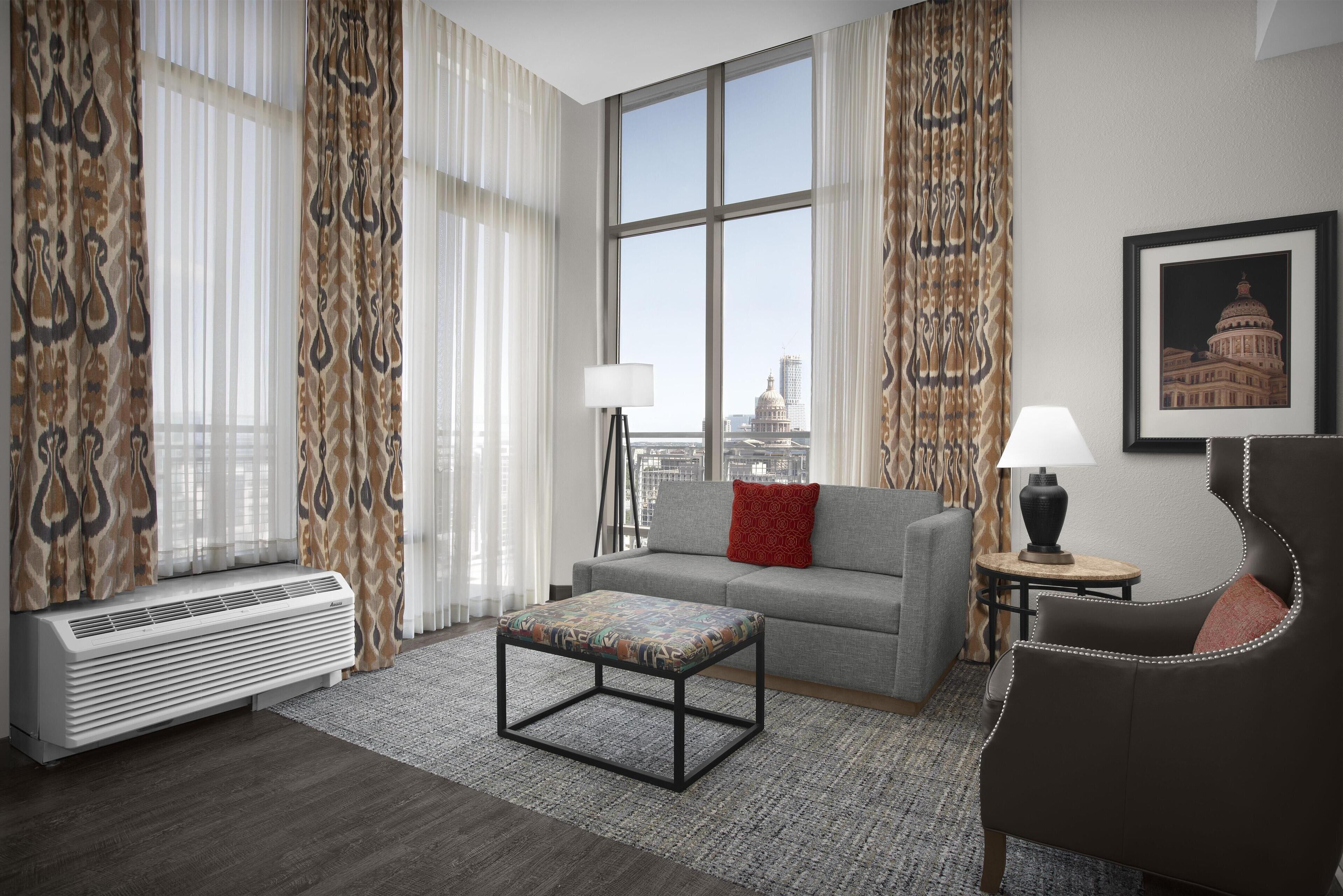 套房一特大床客房連陽台客房 | 客廳 | 32 吋電視連有線電視頻道、收費電影