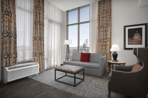 套房一张特大床带阳台 | 起居区 | 32-英寸电视 （配备有线频道）、收费电影