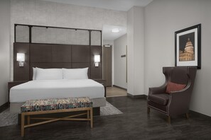 Ropa de cama de alta calidad y caja de seguridad en la habitación 