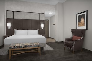 Ropa de cama de alta calidad y caja de seguridad en la habitación