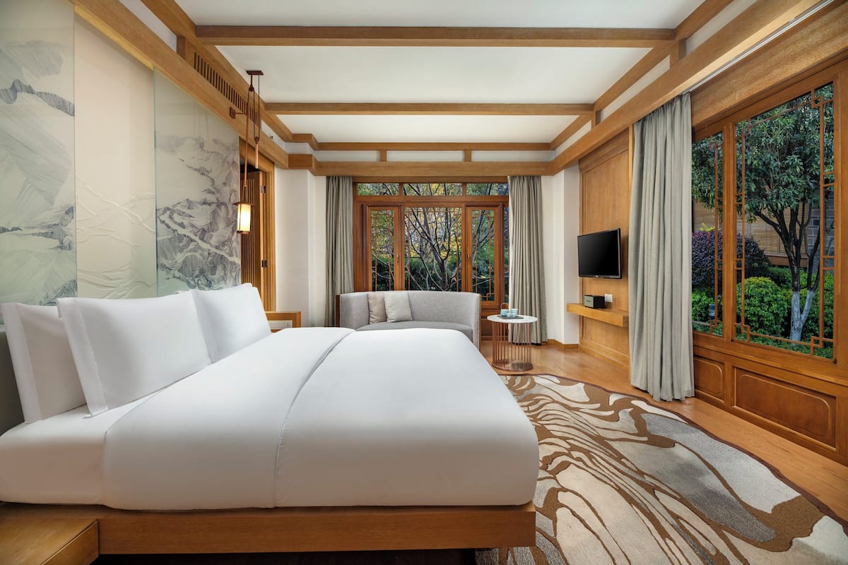 1 bedroom, premium bedding, down duvets, minibar