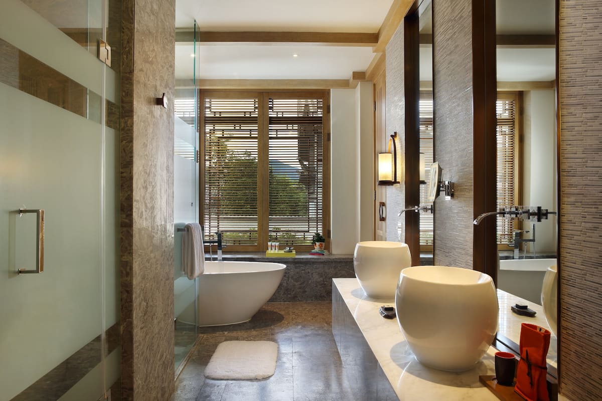 1 bedroom, premium bedding, down duvets, minibar