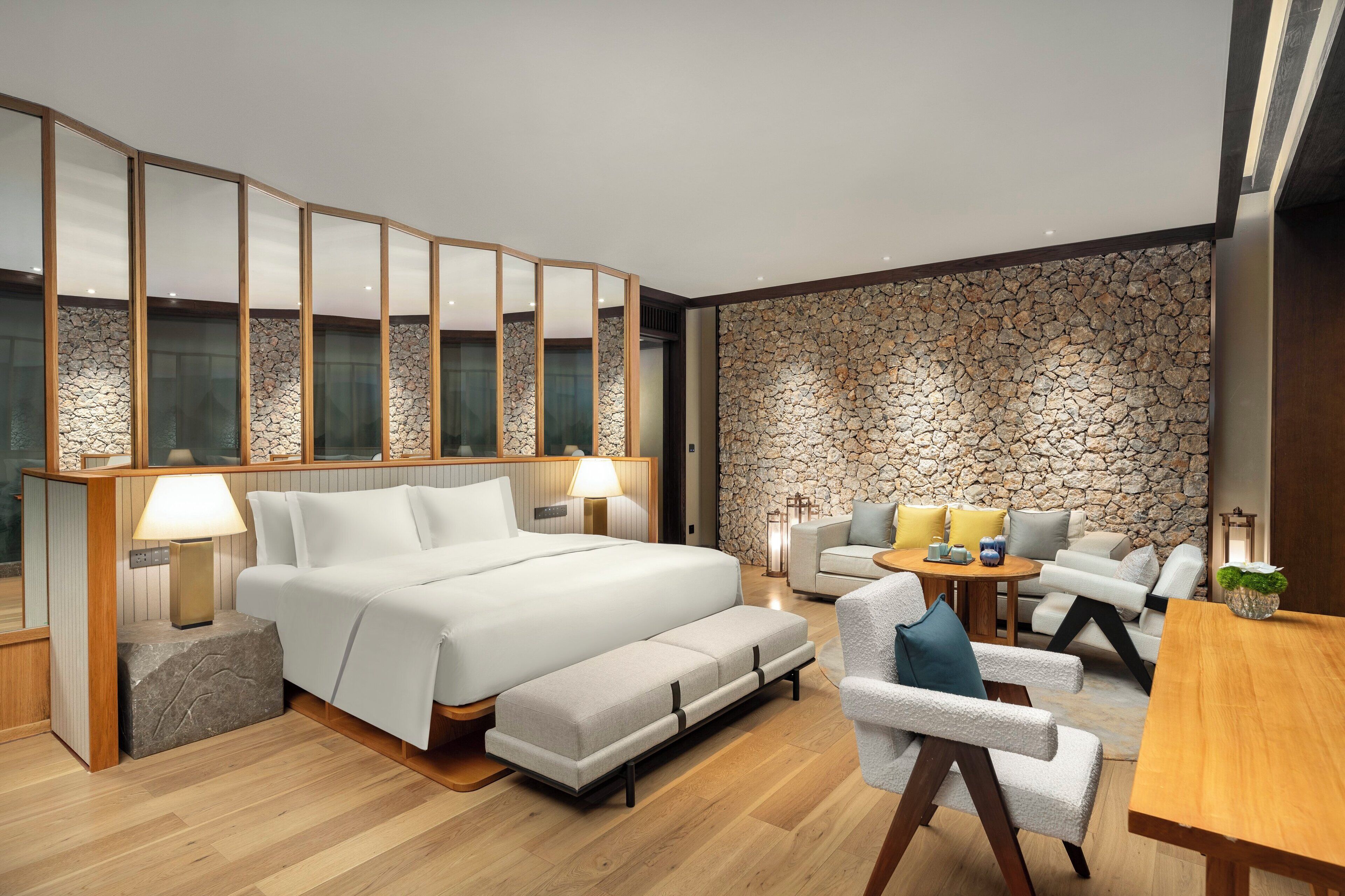 高档床上用品、羽绒被、迷你吧、客房内保险箱