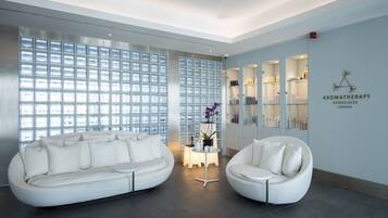 Behandelingskamers voor koppels, een sauna, een stoombad