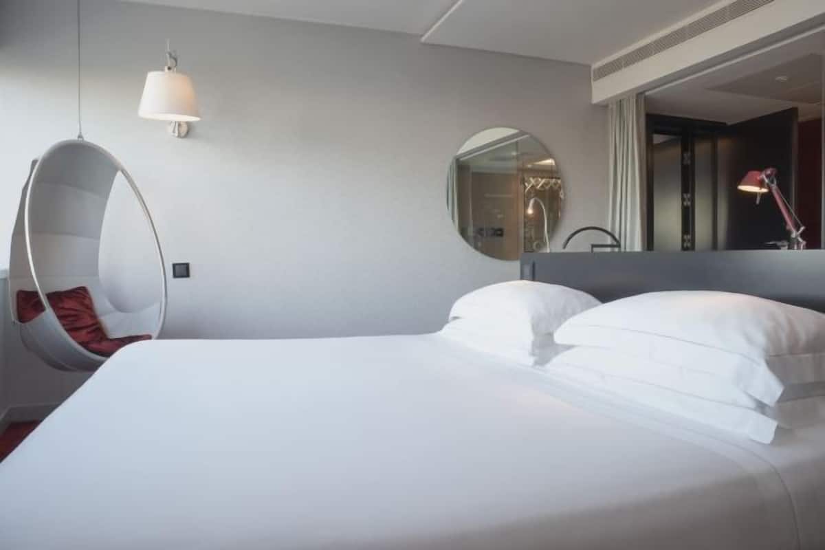 Peralatan tempat tidur premium, bar mini, peti besi dalam bilik, meja