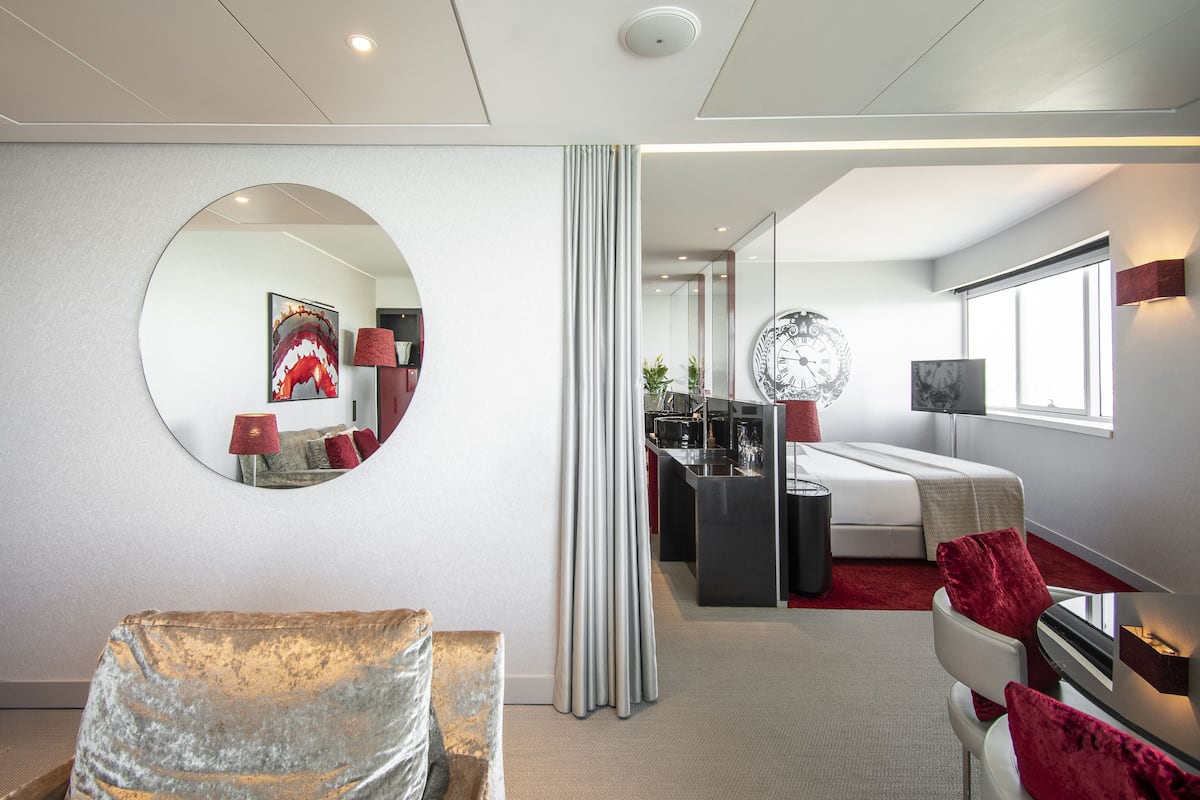 suite | premium bedding, minibar, in-room safe, desk