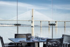 Vue sur la mer, déjeuner, dßner et souper servis sur place