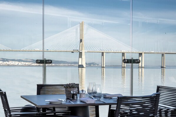 Ocean views, serves breakfast, lunch, and dinner