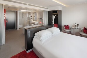 Quarto família | Roupas de cama premium, frigobar, cofres nos quartos, escrivaninha
