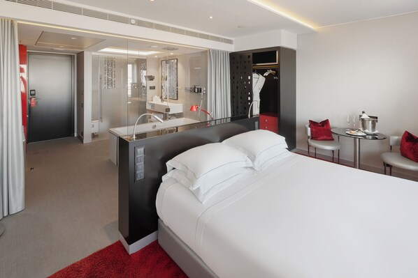 Family Room | Premium bedding, minibar, in-room safe, desk