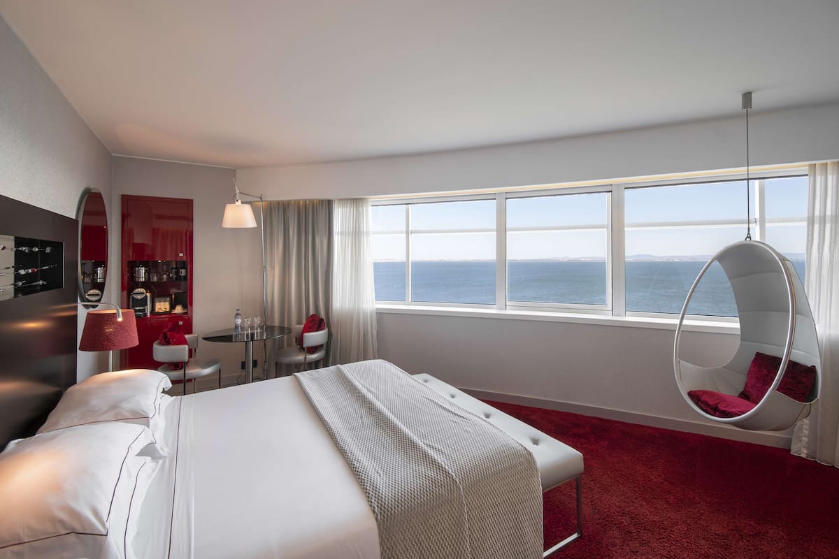 premium double room | premium bedding, minibar, in-room safe, desk