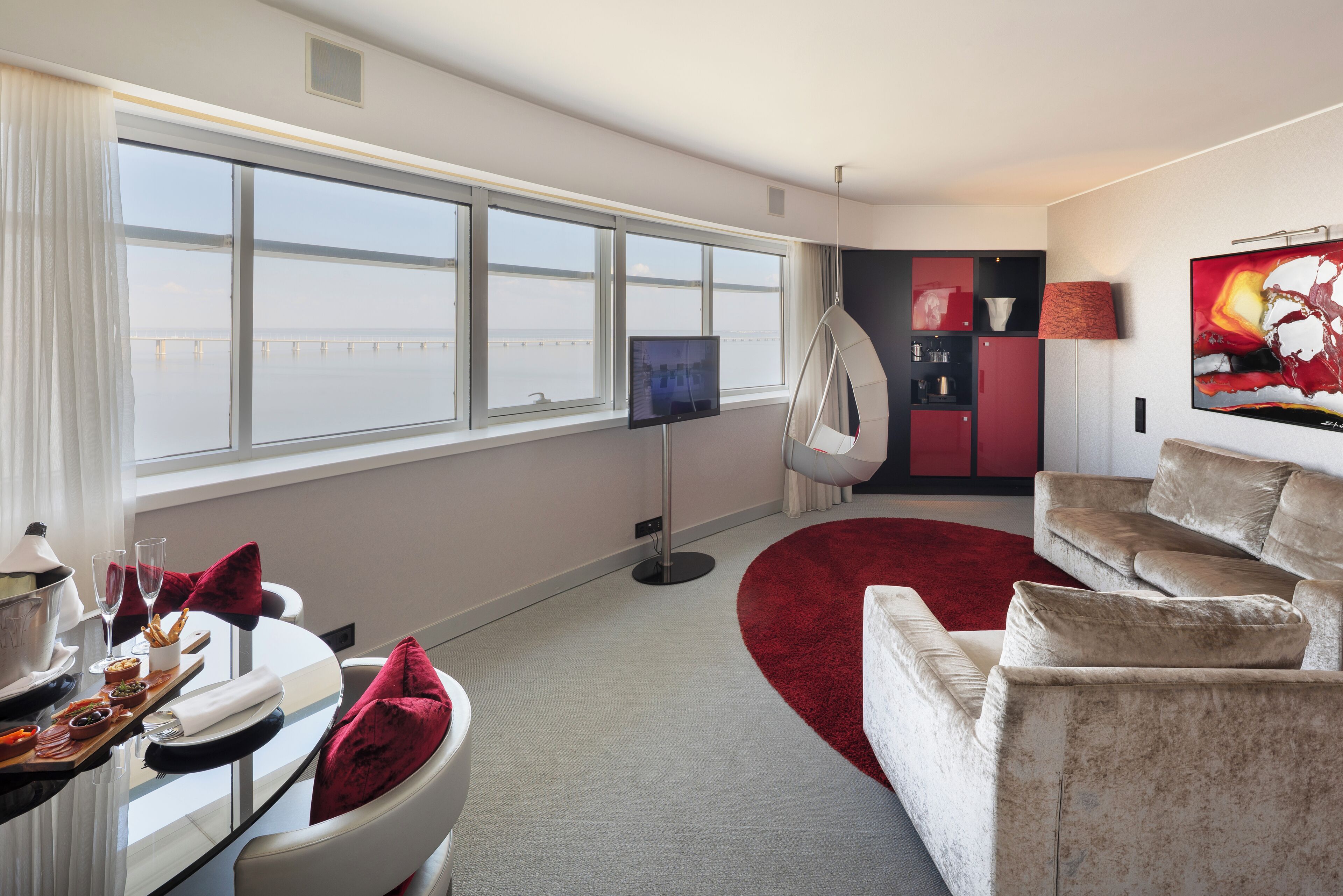 Suíte | Área de estar | TV de tela plana 43 polegadas com canais a cabo, filmes pagos