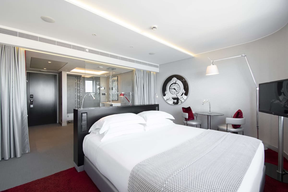 Superior Double Room | Peralatan tempat tidur premium, bar mini, peti besi dalam bilik, meja