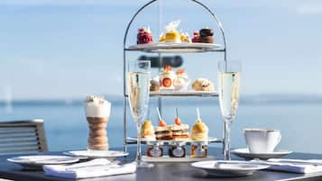 2 restaurantes; se sirve desayuno, almuerzo y cena; cocina mediterránea