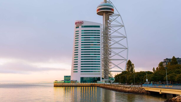 Un grand hôtel doté d’une tour remarquable et offrant une vue sur le front de mer.