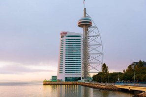 Un grand hôtel doté d’une tour remarquable et offrant une vue sur le front de mer.