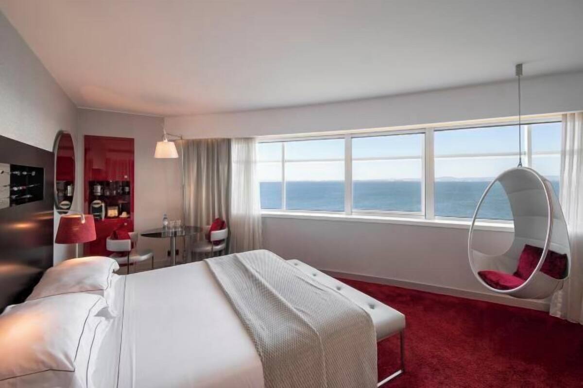 Luxe beddengoed, een minibar, een kluis op de kamer, een bureau