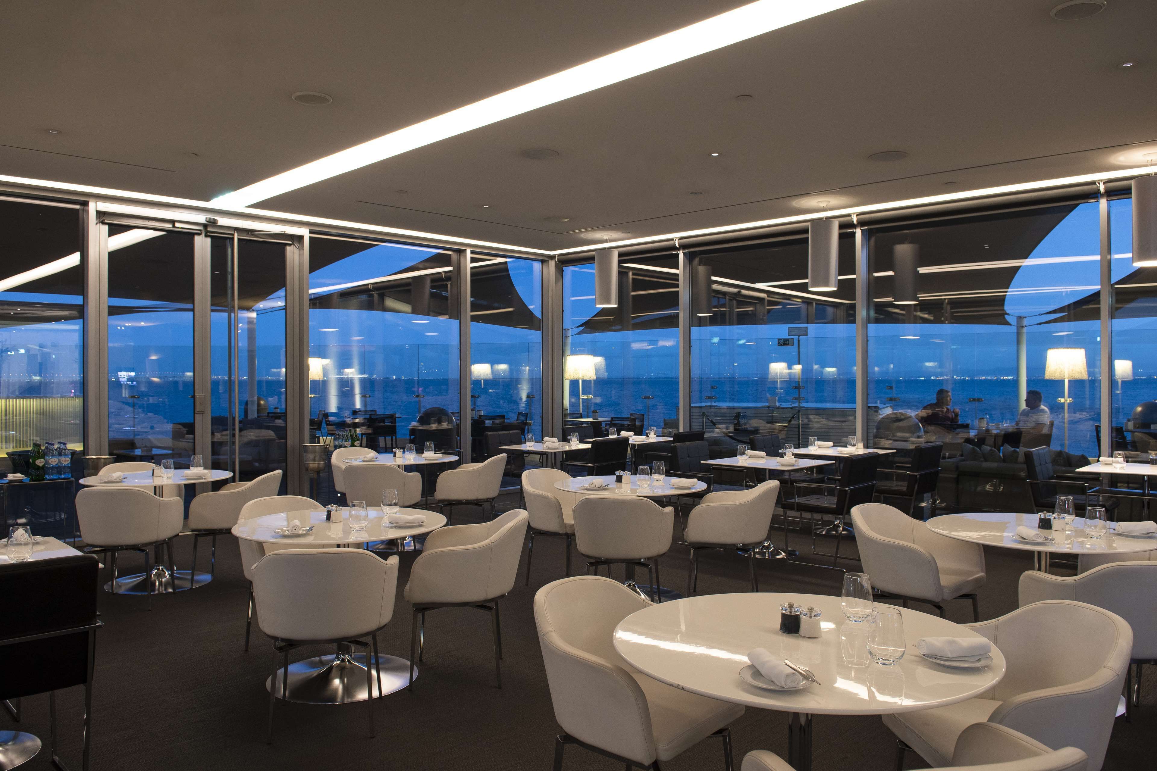2 restaurants; breakfast, lunch, dinner, and brunch served