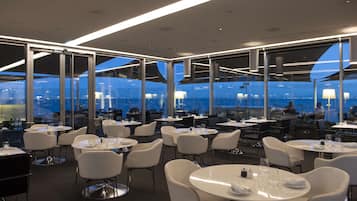 2 restaurants; breakfast, lunch, dinner, and brunch served