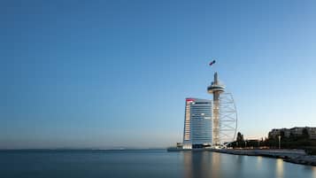 Voorkant accommodatie - avond/nacht