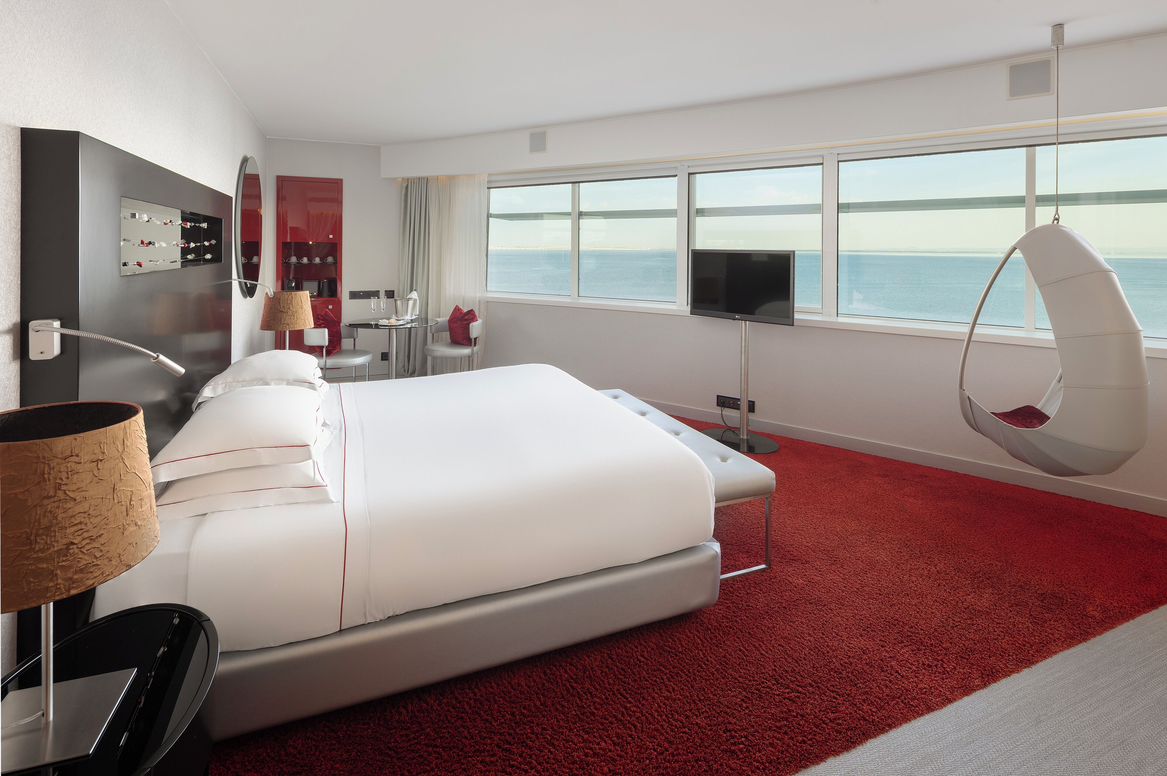 Quarto casal premium | Roupas de cama premium, frigobar, cofres nos quartos, escrivaninha