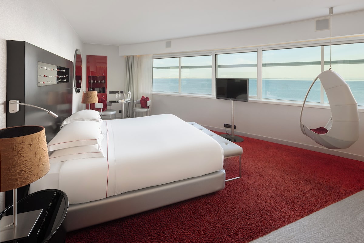 Premium Double Room | Premium bedding, minibar, in-room safe, desk