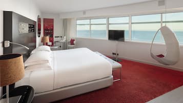 Premium tweepersoonskamer | Luxe beddengoed, een minibar, een kluis op de kamer, een bureau