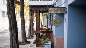 A street view with a building labeled "str. A. Hijdeu" and a mailbox. - Art Rustic Hotel (Chisinau)