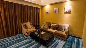 Suite (Super Sassy Double) | Brankas, meja kerja, kedap suara, dan tempat tidur lipat/tambahan