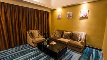 Suite (Super Sassy Double) | In-room safe, desk, soundproofing, rollaway beds