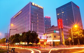 Front of property – evening/night - Metropolo Changzhou Dinosaur Park Xinbei Wanda Plaza Hotel (Changzhou)