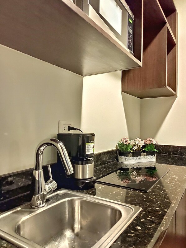 Mini réfrigérateur, cafetière/bouilloire, bouilloire électrique