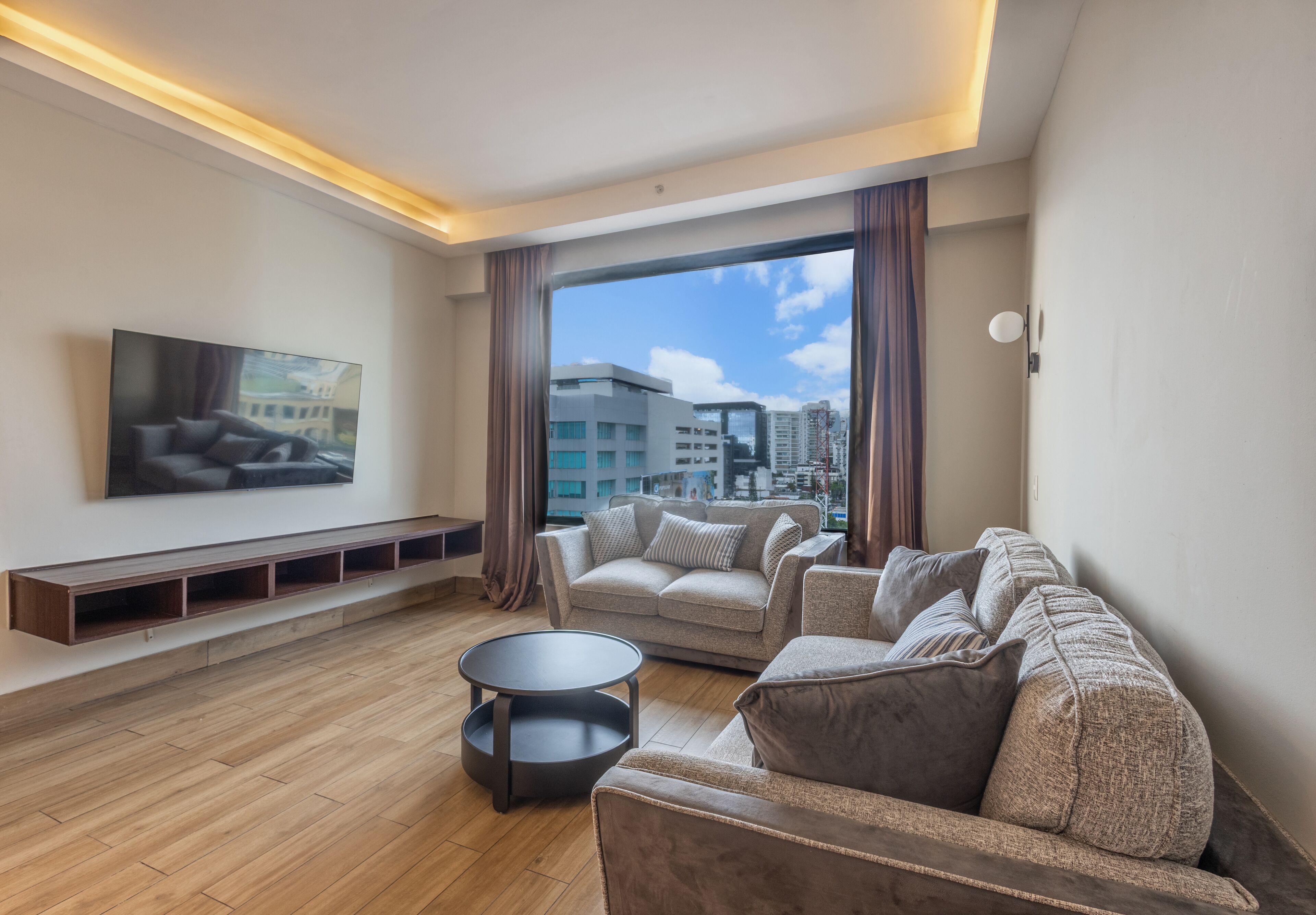 Deluxe Studio | Living area | 42-inch flat-screen TV with cable channels, TV