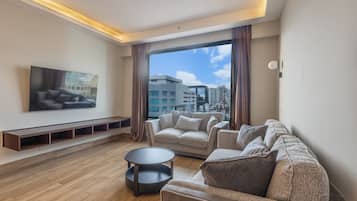 Estudio Deluxe | Área de sala de estar | Televisión de pantalla plana de 42 pulgadas con canales por cable