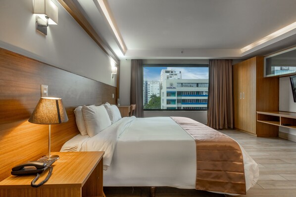 Standard Room, 1 King Bed | Premium bedding, in-room safe, desk, laptop workspace