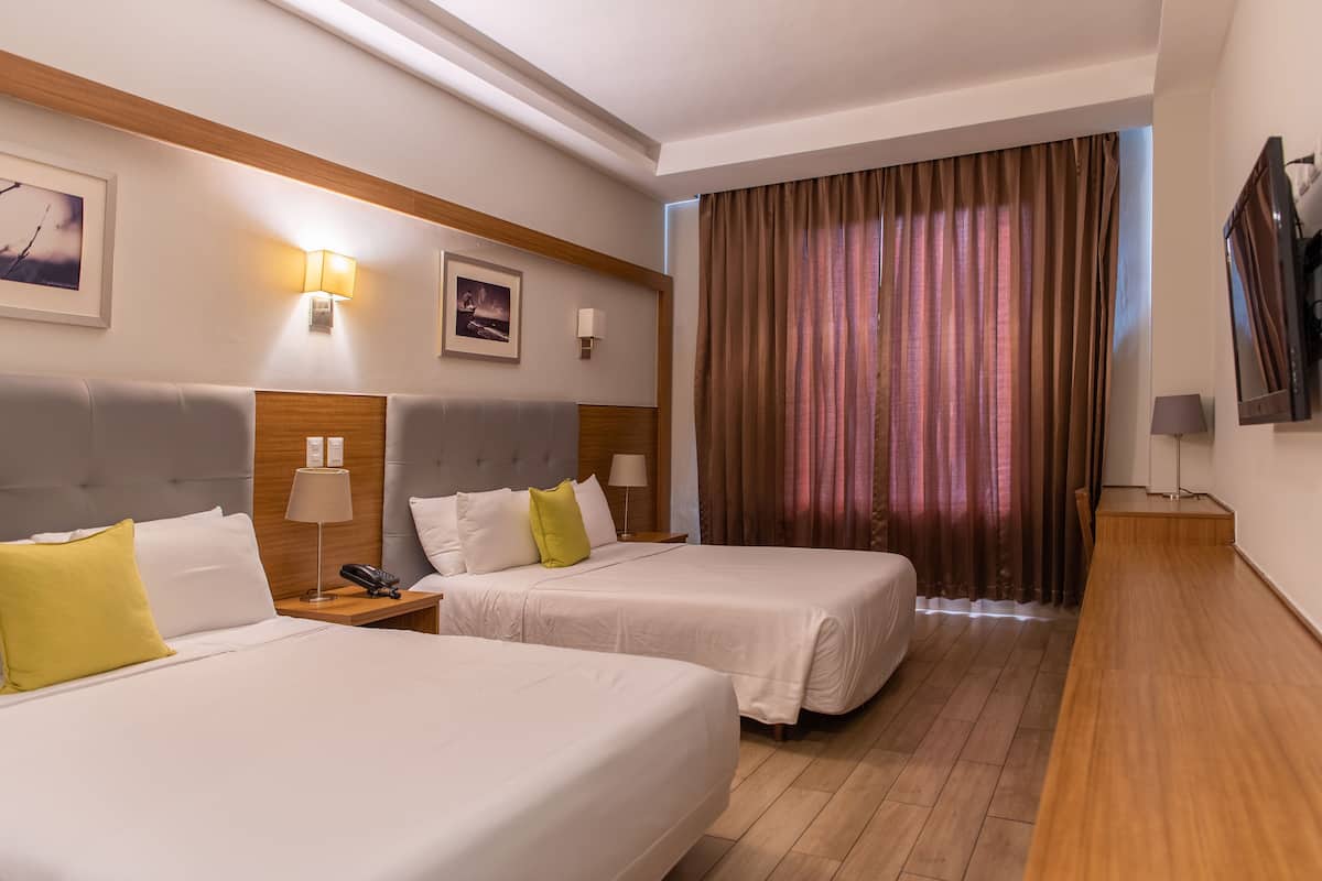 Luxe beddengoed, een kluis op de kamer, een bureau, een laptopwerkplek