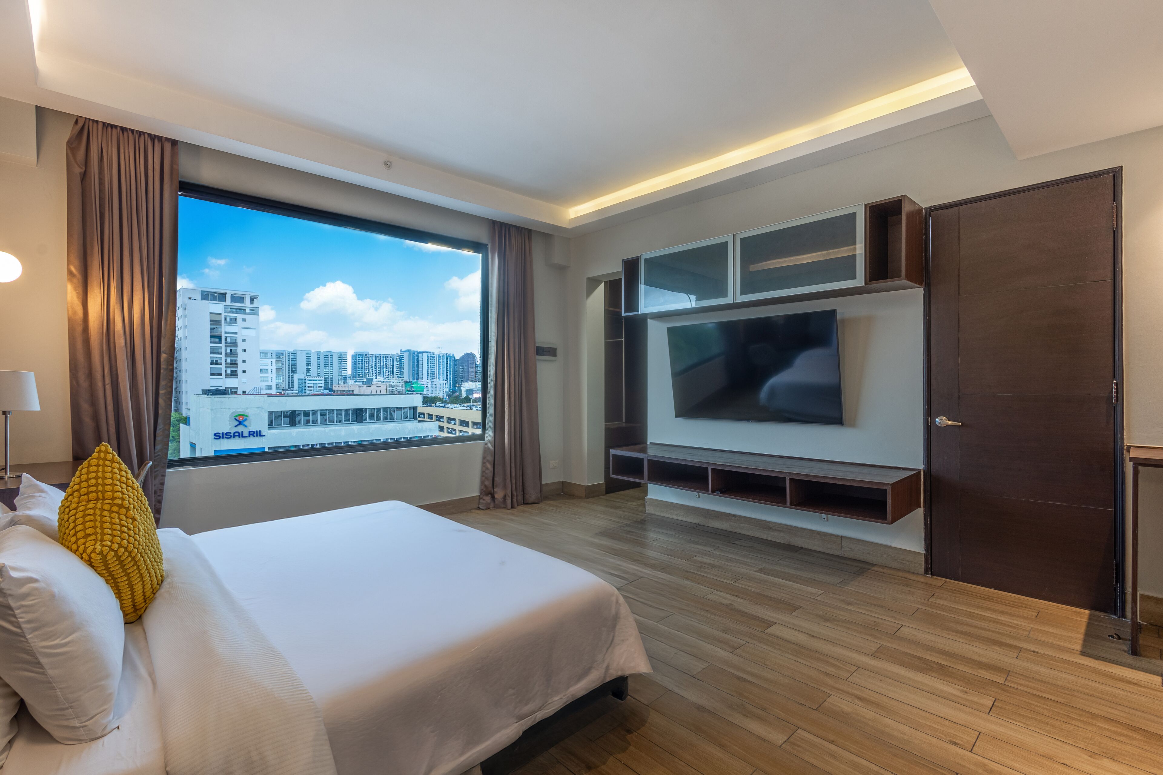 Estudio Deluxe | Ropa de cama de alta calidad y caja de seguridad en la habitación 