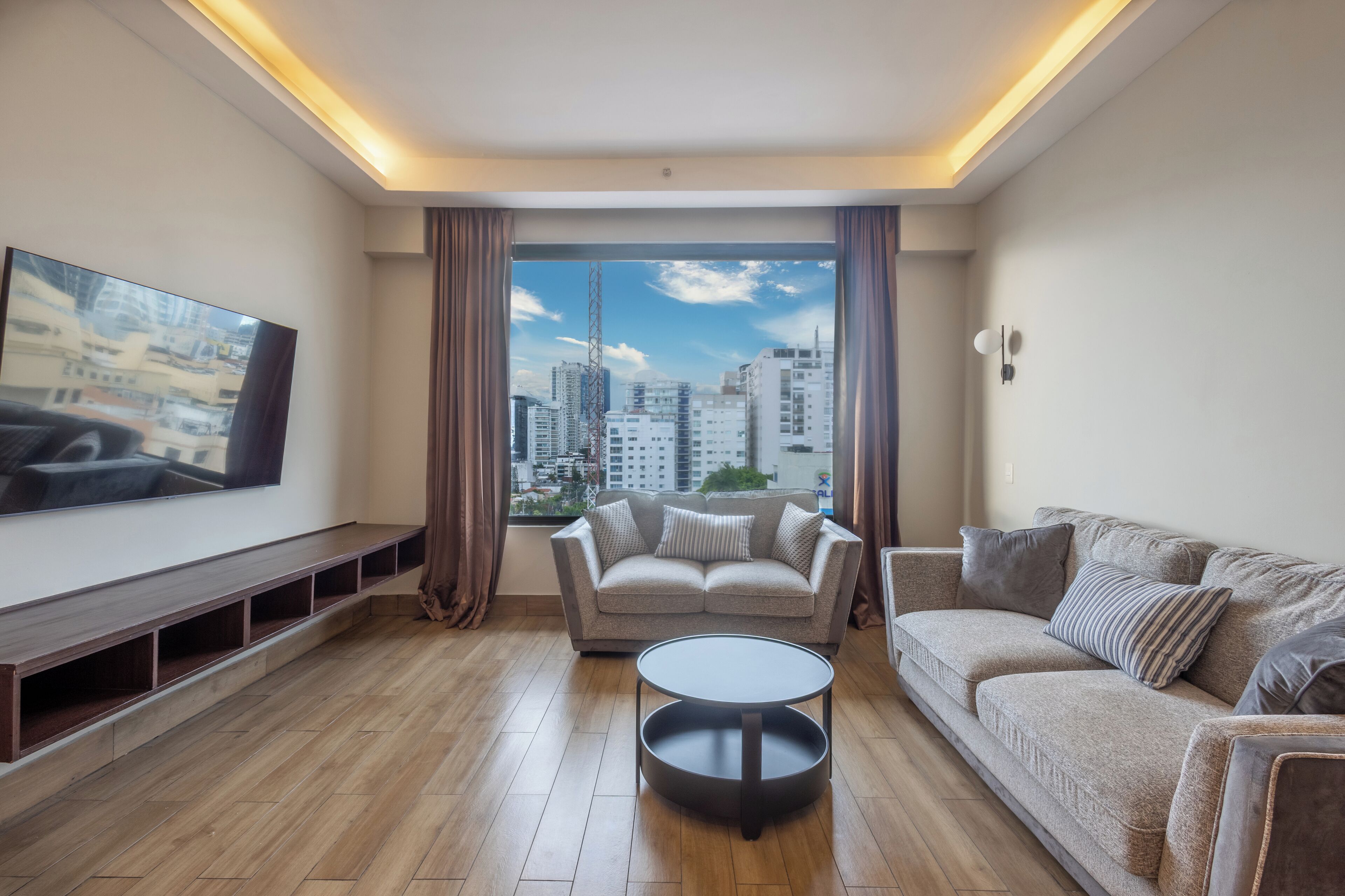 Estudio Deluxe | Área de sala de estar | Televisión de pantalla plana de 42 pulgadas con canales por cable 