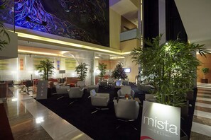 3 restaurantes, se sirve cena, cocina fusión 