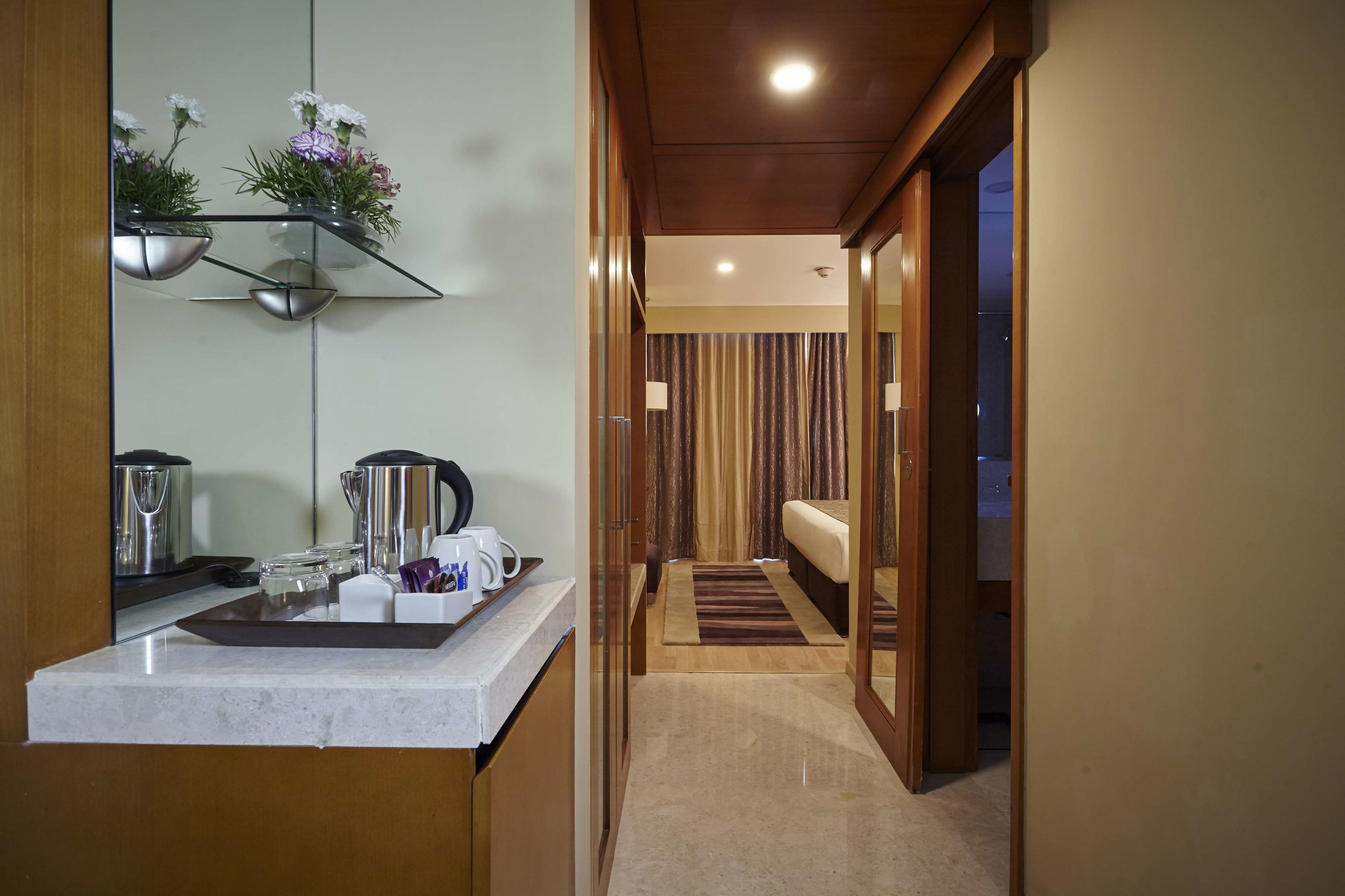 Une chambre d’hôtel équipée d’un coin cuisine, d’une table à manger et d’un lit.