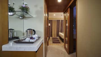 Une chambre d’hôtel équipée d’un coin cuisine, d’une table à manger et d’un lit.